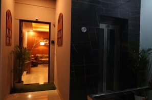 Apartamento de lujo, balcón | Escritorio y espacio para trabajar con un portátil