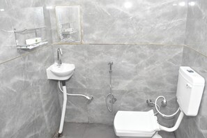 Deluxe Double Room | Bathroom | Shower, towels, soap, shampoo - Aaradhya Inn (Ayodhya)