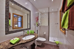 Shower, hair dryer, towels - Grünstein - 2-room apartment, south and east-facing balcony, 2 persons, 40 sqm, safe, kitchenette (Ramsau bei Berchtesgaden)