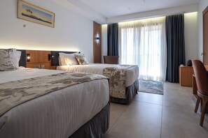 Deluxe Twin Room, City View | Egyptian cotton sheets, premium bedding, memory-foam beds, in-room safe - Iconic Plaza Hotel (Nairobi)