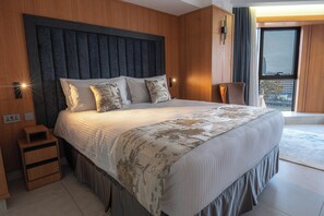 Deluxe Double Room, City View | Egyptian cotton sheets, premium bedding, memory-foam beds, in-room safe - Iconic Plaza Hotel (Nairobi)