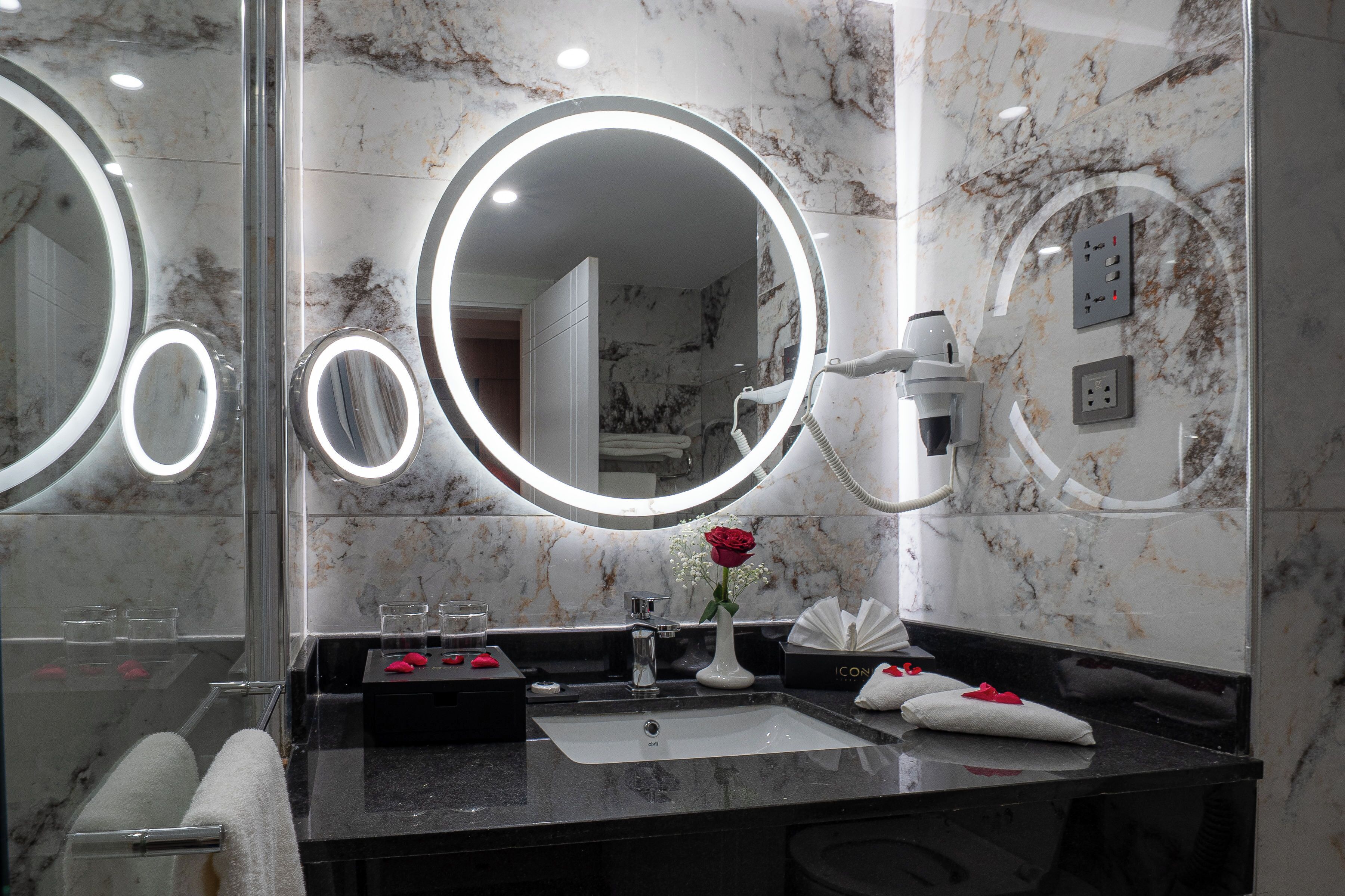 Combined shower/bathtub, rainfall showerhead, free toiletries