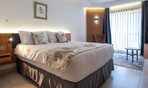 Deluxe Single Room, Balcony, City View | Egyptian cotton sheets, premium bedding, memory-foam beds, in-room safe - Iconic Plaza Hotel (Nairobi)