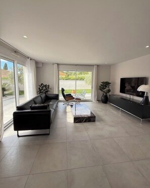 Living area - Contemporary villa, cycling beach, haven of peace, jacuzzi. (La Seyne-sur-Mer)