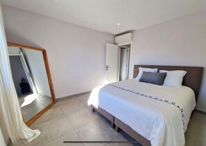 2 habitaciones, tabla de planchar con plancha, wifi y ropa de cama 
