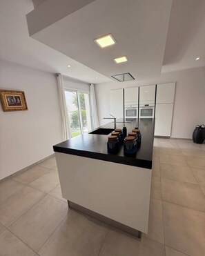Private kitchen - Contemporary villa, cycling beach, haven of peace, jacuzzi. (La Seyne-sur-Mer)
