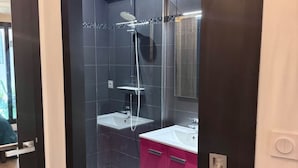 A modern bathroom with a glass shower enclosure, a white sink, and a pink vanity. - Casa d'Indie - Contemporary charm, well-being and discovery in Perpignan (Perpignan)