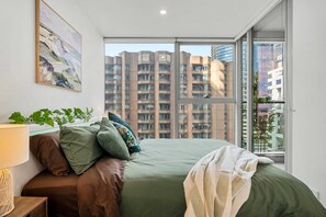 2 bedrooms, iron/ironing board, WiFi, bed sheets - 2BR Urban Jungle Escape • Walk to Everything (Melbourne)