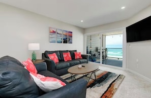 Smart TV - Beachfront Top Floor Condo Private Deck (San Diego)