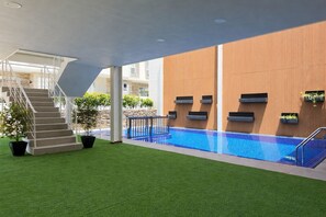 Una piscina al aire libre