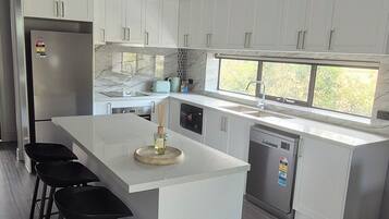 Geladeira, micro-ondas, fogão, cooktop