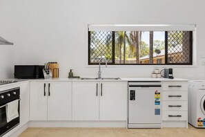 Fridge, microwave, oven, stovetop - New 2BR GrannyFlat,Near Movie World, Wet'Wild,Pool (Helensvale)