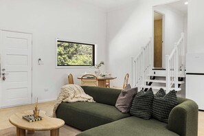 TV - New 2BR GrannyFlat,Near Movie World, Wet'Wild,Pool (Helensvale)