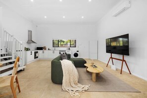 TV - New 2BR GrannyFlat,Near Movie World, Wet'Wild,Pool (Helensvale)