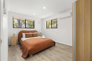 2 bedrooms, iron/ironing board, travel cot, WiFi - New 2BR GrannyFlat,Near Movie World, Wet'Wild,Pool (Helensvale)