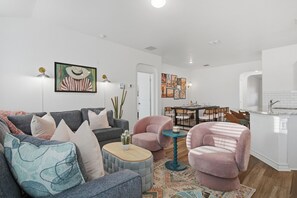 Unclassified image, 2 of 25, button