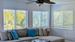 A living room with a sectional sofa, a coffee table, and a ceiling fan. - Entire home in Folsom, California (Folsom)