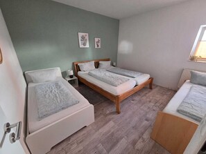 2 bedrooms, iron/ironing board, WiFi, bed sheets - Vacation apartment/Altes Café (Ahnatal)