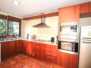 Fridge, microwave, oven, dishwasher - Cala Moreta by Interhome (Begur)