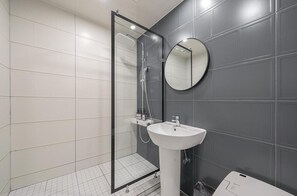 Premium Room | Bathroom | Free toiletries, hair dryer, bidet, heated floors