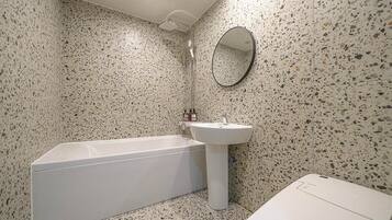 Deluxe Double Room | Bilik Mandi | Kelengkapan dandanan diri percuma, pengering rambut, bidet