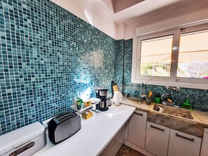 Fridge, microwave, oven, cookware/dishes/utensils - Gemütliche Wohnung nahe der Akropolis by Interhome (Athen)