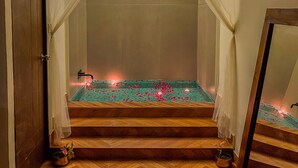 Un bagno con una vasca, uno specchio e una zona doccia.