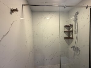 Dormitório compartilhado luxo, sacada | Banheiro | Produtos de toalete grátis, secador de cabelo, sabonete, papel higiênico