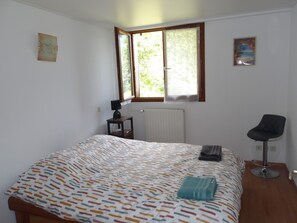 2 bedrooms, internet, bed sheets