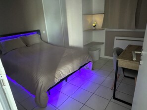 1 bedroom, WiFi, bed sheets - Welcome to Le Cocon Châtillonais apartment in the center of Châtillon sur Chalaronne (Châtillon-sur-Chalaronne)