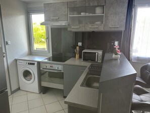 Private kitchen - Welcome to Le Cocon Châtillonais apartment in the center of Châtillon sur Chalaronne (Châtillon-sur-Chalaronne)