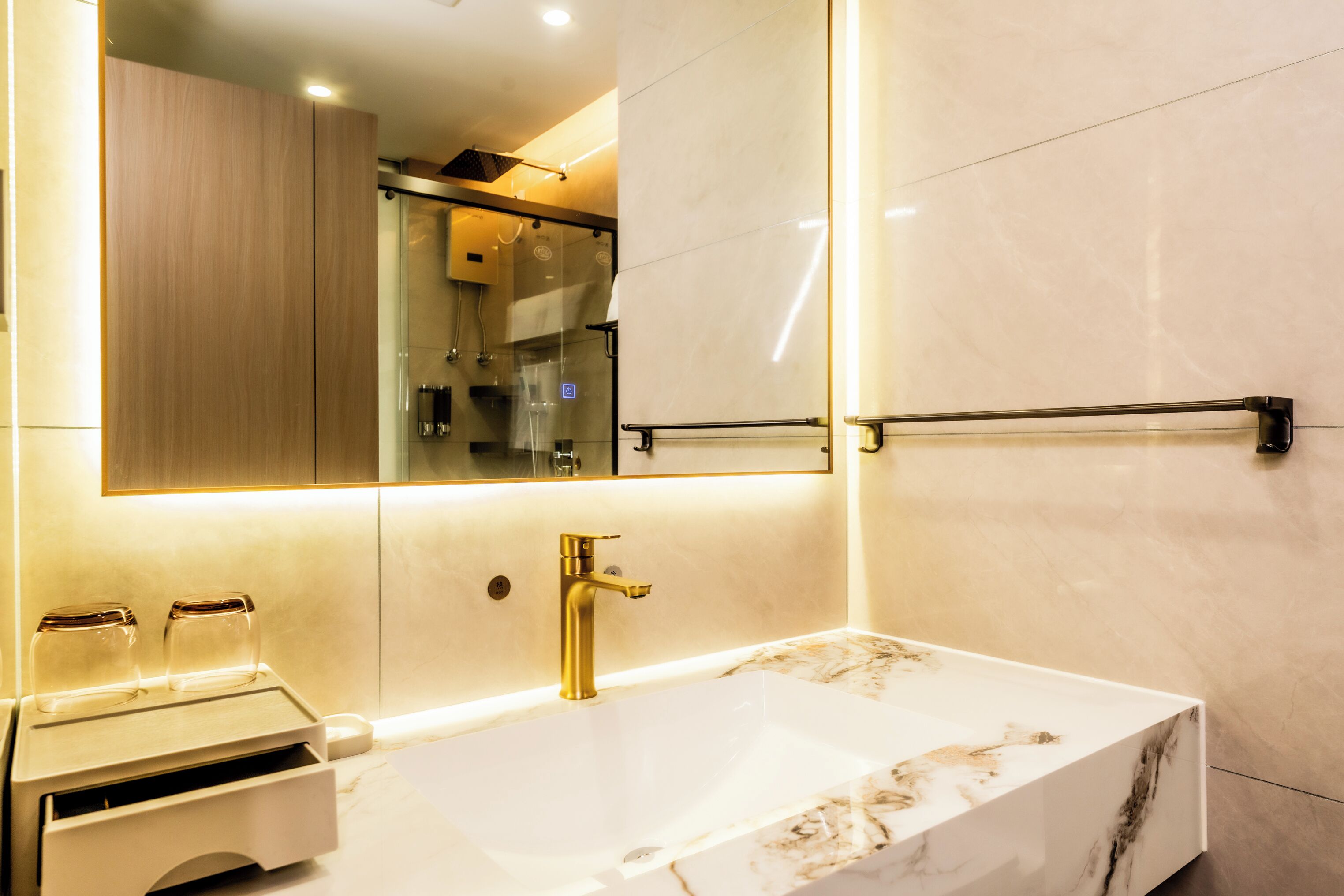 Toalettartikler (inkludert), hårføner, tøfler og håndklær