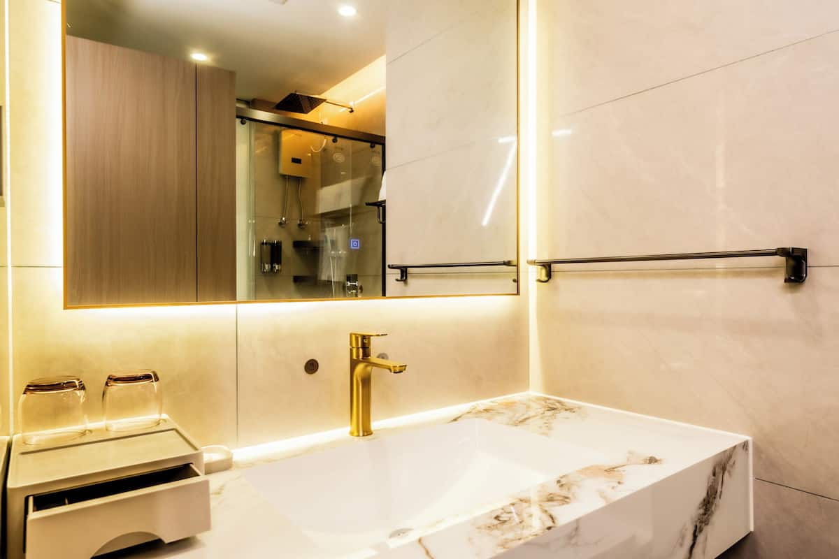 Đồ dùng nhà tắm miễn phí, máy sấy tóc, dép đi trong nhà