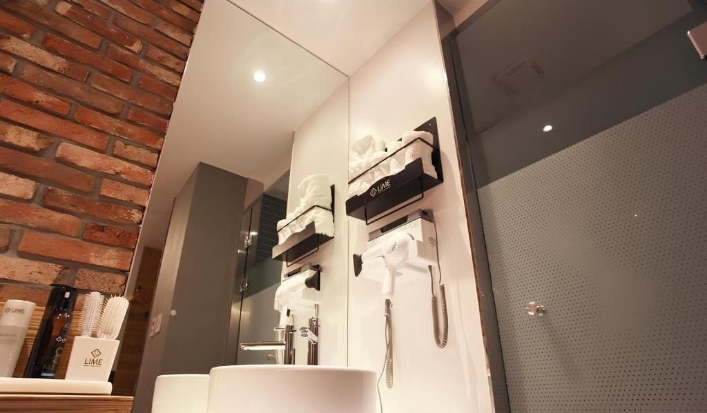 Combined shower/tub, hair dryer, towels, soap