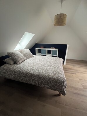 1 bedroom, WiFi, bed sheets - House with spa and terrace - village with amenities on foot (Acquigny)