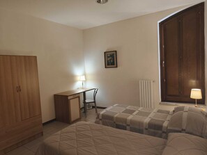 1 habitación, tabla de planchar con plancha, wifi y ropa de cama 