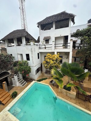 Una piscina al aire libre