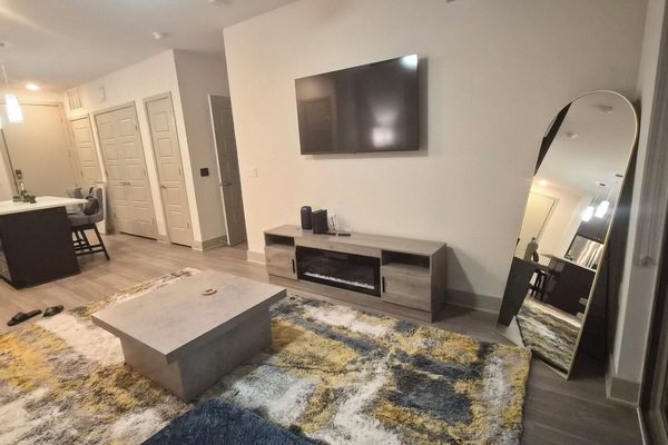 Smart-TV, Tischtennisplatte, Stereoanlage, Computerbildschirme