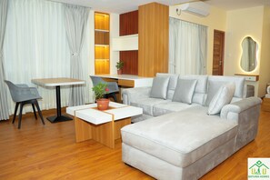 Deluxe Studio | Bộ đồ giường cao cấp, nôi (giường cho trẻ sơ sinh) miễn phí 