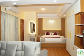 Deluxe Studio | Bộ đồ giường cao cấp, nôi (giường cho trẻ sơ sinh) miễn phí 