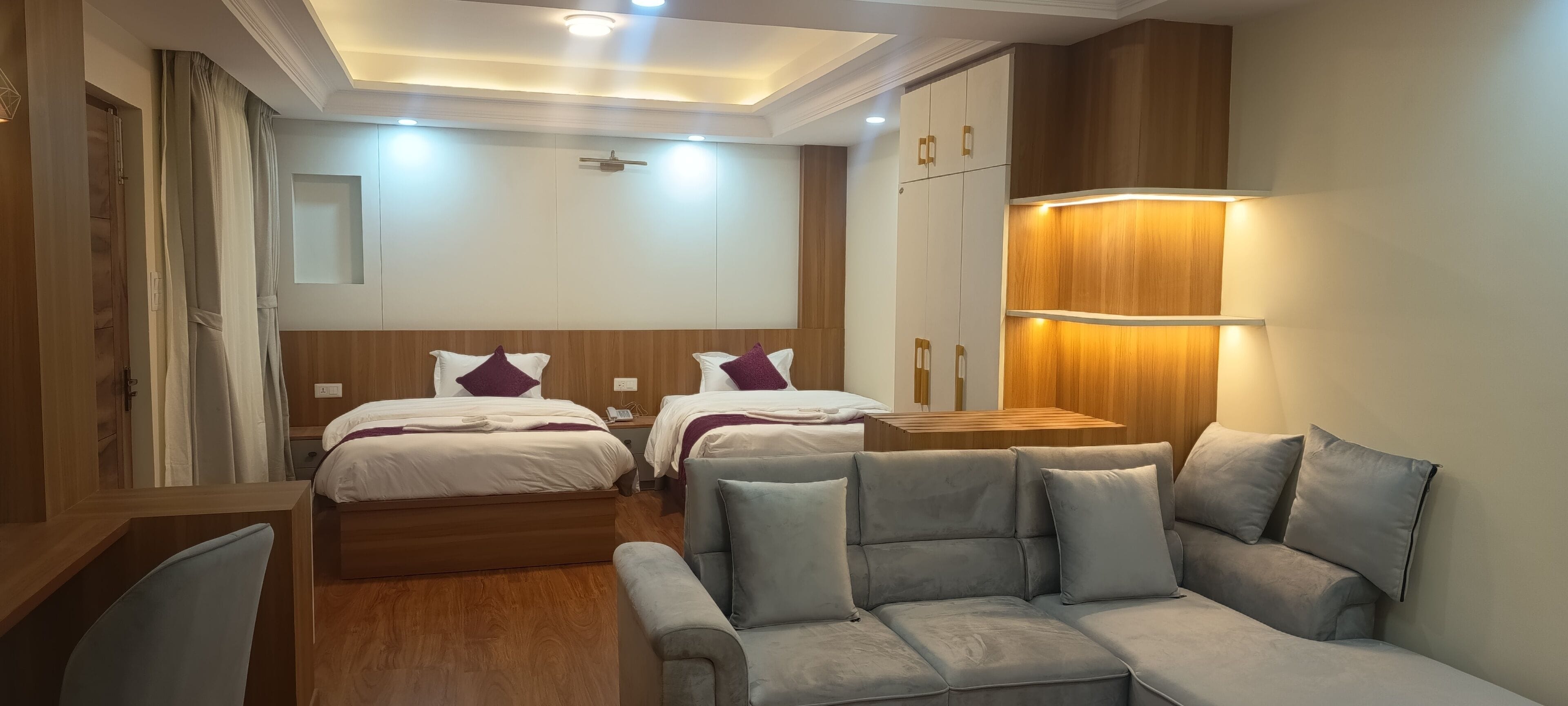 Kahden hengen deluxe-huone (yksi tai kaksi sänkyä) | Ylelliset vuodevaatteet, työpöytä