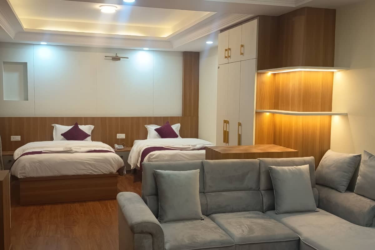 Kahden hengen deluxe-huone (yksi tai kaksi sänkyä) | Ylelliset vuodevaatteet, työpöytä