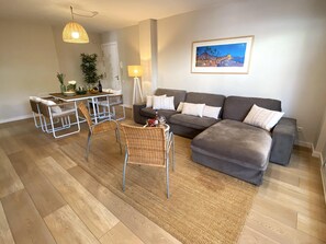TV - Apartamento Sun and Sea 3 minutes Walk from beaches     Pool   Terrace   Renewed - Sitges, Costa Dorada (Sitges)