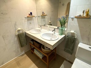 Regadera, secadora de cabello, bidet 