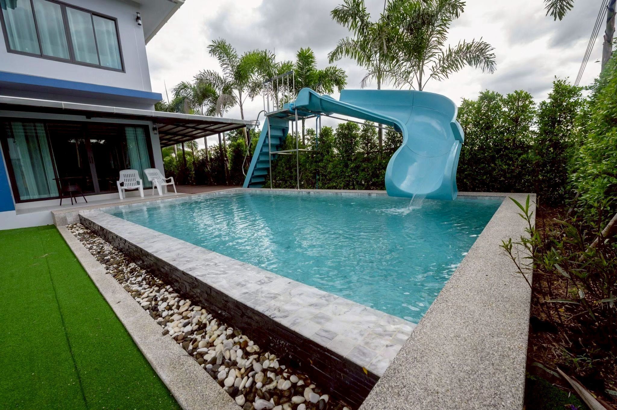 Una piscina al aire libre