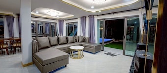 是拉差班英考泳池别墅