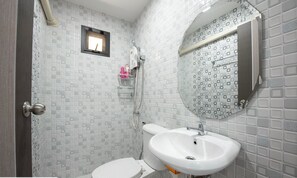 Villa familiale, 4 chambres | Salle de bain | Douche, articles de toilette (gratuits), séchoir à cheveux