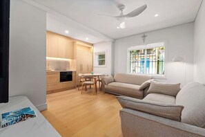 TV - Coastal Living 2 bedroom in Bondi Beach (BONDI  BEACH)