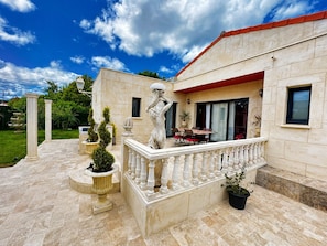 Outdoor dining - SECRET HOUSE- La Villa Rom'Antiqua - Ancient immersive experience (Néfiach)