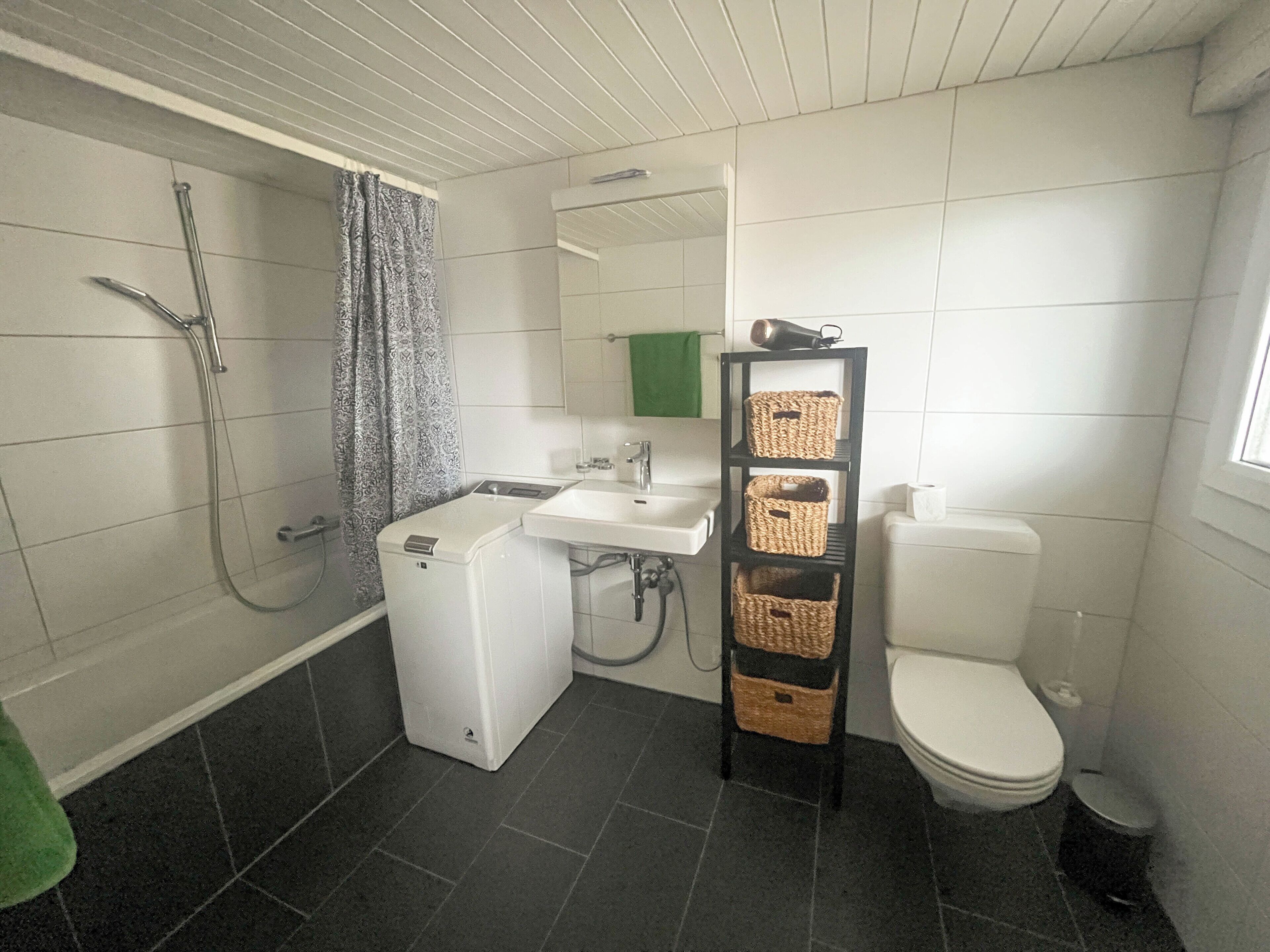 Séchoir à cheveux, bidet, serviettes fournies, savon